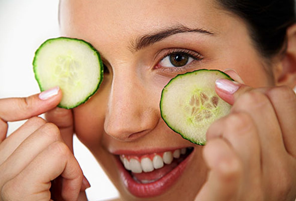 getty_rf_photo_of_woman_using_cucumbers_on_eyes Πλαστικός Χειρουργός